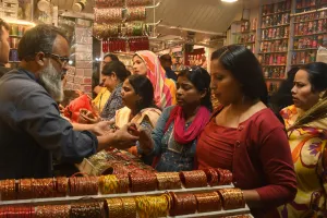 Karwa Chauth 2025: करवा चौथ आज, शुभ सिद्धि योग के साथ मनाये त्योहार... सज गई दुकानें