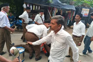 शताब्दी पथ संचलन के दौरान अचानक हुई आरएसएस कार्यकर्ता की मौत, खुशी से ड्रम बजाते हुए थम गई सांसें, देखें Video 