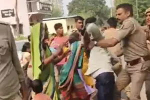 पुलिस ने पीटा... फोड़ा सिर और तोड़ा पैर मृत सफाई कर्मी के परिजन ने लगाए सुशांत गोल्फ सिटी पुलिस पर लगाए गंभीर आरोप