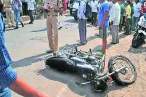 Kaushambi News: डिवाइडर से टकराई मोटरसाइकिल, मामा-भांजे की मौत 