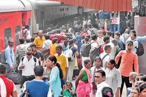 UP News: छठ महापर्व पर पूर्वांचल-बिहार जाने वाली ट्रेनें हाउसफुल, प्लेन टिकटों के दाम छू रहे आसमान, बस सेवाएं दे रही हैं यात्रियों को बड़ी सहूलियत