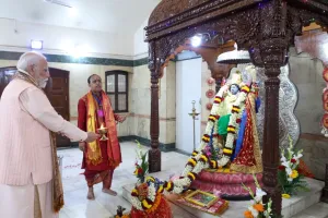 Delhi News: प्रधानमंत्री मोदी ने की सीआर पार्क के दुर्गा पूजा पंडाल में देवी की अराधना, देखें वीडियो 