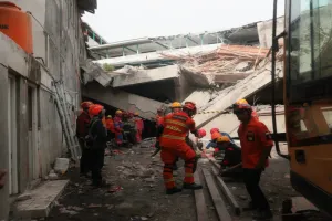 Indonesia school collapse: इंडोनेशिया में स्कूल ढहने से मृतकों की संख्या बढ़कर 53 हुई, तलाशी अभियान जारी 