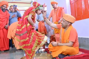 CM Yogi: बेटियों के पांव पखार सीएम योगी ने की मातृ शक्ति की आराधना..., देशवासियों के नाम दिया ये संदेश