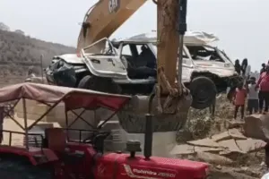 Sitapur News: सीतापुर में पलटी बेकाबू एंबुलेंस, महिला समेत चार लोगों की मौत, उत्तराखंड से जा रही थी वाराणसी