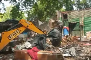 चार बार दिया नोटिस... नहीं खाली हुआ कब्जा तो KGMU ने चलवाया बुलडोजर, लोग बोले- हम कहां जाएं, हमारे पास घर नहीं हैं