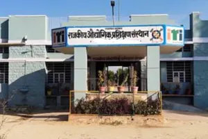 Ballia News:बलिया में दलित महिला कर्मी के साथ उत्पीड़न का आरोप, प्रधानाचार्य समेत तीन के खिलाफ दर्ज FIR