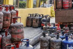 LPG Price Hike: फिर बढ़ गए एलपीजी गैस सिलेंडर के दाम, अब चुकानी होगी इतनी कीमत