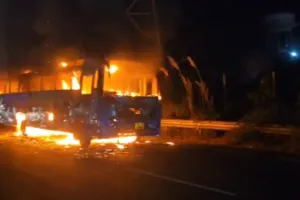 यूपी: बुलंदशहर में NH-34 पर चलती बस में लगी भीषण आग, 70-80 यात्री थे सवार