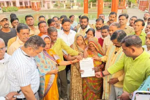 काकोरी दुर्व्यवहार मामले में बुजुर्ग की पत्नी को सौंपी गई आर्थिक मदद, पीड़ित की बहू का वीडियो वायरल, निराधार बताए आरोप