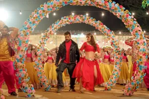 खेसारीलाल यादव और आकांक्षा पुरी के लाल घघरी ने यूट्यूब पर मचाया धमाल, ट्रेंडिंग लिस्ट से चंद कदम दूर