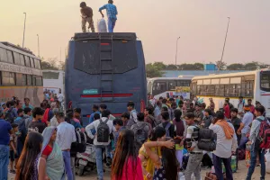 छठ पर 300 अतिरिक्त बसों की व्यवस्था नाकाफी, मुश्किलों में घर पहुंच रहे यात्री