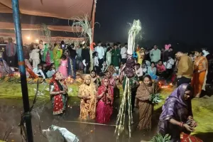 Varanasi News: उगते सूर्य को अर्घ्य देने के साथ संपन्न हुआ छठ महापर्व, आस्थावानों का अद्भुत संगम