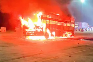 Lucknow News: आगरा-लखनऊ एक्सप्रेसवे पर चलती बस में अचानक लगी आग, यात्रियों में हड़कंप