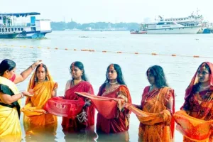 Chhath Puja Festival: सरयू नदी में आज ढलते सूर्य को अर्घ्य देंगी महिलाएं, छठी महारानी की पूजन आराधना के साथ 36 घंटे का व्रत शुरू