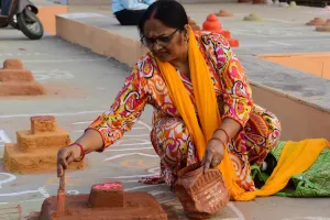 ‘छठ मैया की जय’ के उद्घोष के साथ आज से शुरू हुआ सूर्य उपासना का महापर्व, गोमती नदी के तट पर बनने लगीं वेदियां, देखें Photos