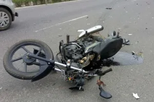 UP NEWS: आजमगढ़ में तेज रफ्तार का कहर, कार और मोटरसाइकिल की टक्कर से दो युवकों की मौत 