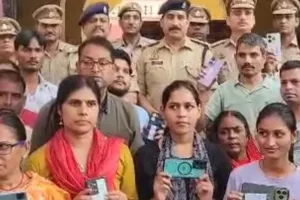 UP News: दिवाली पर चौक पुलिस ने 170 लोगों को लाैटाए गुम मोबाइल, 35 लाख है कुल कीमत