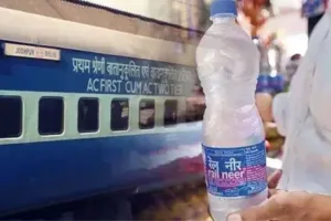 यहां ऐसे होती है कमाई...रेलवे स्टेशनों पर पानी में बेईमानी, पैसा वापस करने के बजाए बांट रहे टॉफी