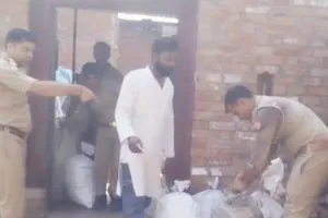 बिना लाइसेंस के चल रही पटाखा फैक्ट्री में मिला ढाई कुंटल विस्फोटक, पुलिस ने तीन आरोपियों को किया गिरफ्तार