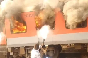 बिहार जाने वाली गरीब रथ एक्सप्रेस में लगी भीषण आग, कोच जलकर खाक, सभी यात्री सुरक्षित; देखें Video