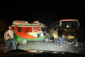 अमेठीः रोडवेज बस और एम्बुलेंस की टक्कर एम्बुलेंस चालक की मौत, गाड़ी में फंसा ड्राइवर का शव