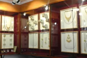 दिवाली से पहले... चिकन एंड ज्वैलर्स दुकान में घुसे चोर, तोड़ी तिजोरी, करोड़ों की चोरी