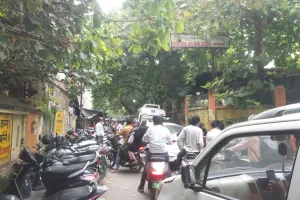 UP News: डफरिन अस्पताल की जमीन पर चल रहा गैराज, इमरजेंसी के बाहर सड़क पर पार्किंग होने से लगता है जाम, फंसती हैं एंबुलेंस