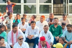  UP NEWS: सपा सांसद धरने पर... भाजपा जिलाध्यक्ष बोले घटना में सच्चाई नहीं