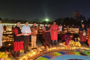 Diwali 2025: 55 हजार दीपकों से जगमगाई पुलिस लाइन, पुलिस अफसरों ने कुछ ऐसे मनाई दीपावली 