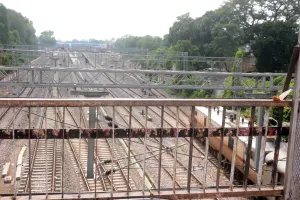 ऐशबाग रेलवे ओवरब्रिज से जालियां गायब, ट्रैक पर गिरने का खतरा, लोहे की दो फिट ऊंची ग्रिल सुरक्षा के लिए नाकाफी