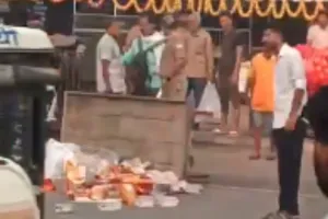 Ayodhya News: स्ट्रीट वेंडर को सिपाही ने लाठी से पीटा, फिर पलटा ठेला... इटावा जनपद में तैनात है आरोपी