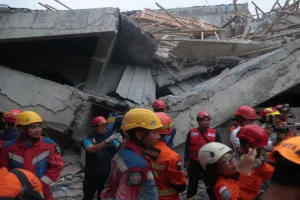 इंडोनेशिया में ढहा स्कूल... 91 छात्रों के अब भी मलबे में दबे होने की आशंका 