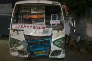 जबलपुर के दुर्गा पंडाल में देर रात घुसी तेज रफ्तार बस, पुलिसकर्मियों समेत 20 घायल, कई की हालत गंभीर