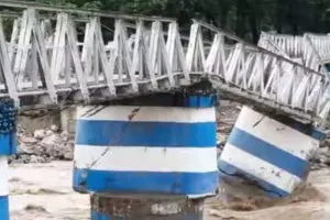Darjeeling Bridge Collapsed: पश्चिम बंगाल पर मॉनसून की मार, भूस्खलन से 6 की मौत,भरभराकर ढहा पुल, वीडियो