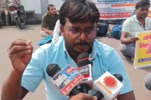 Lucknow News: 69 हजार शिक्षक भर्ती के आरक्षण में भेदभाव को लेकर अभ्यर्थियों ने फिर घेरा मंत्री का आवास 