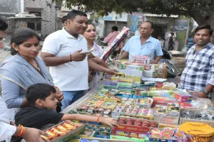 आज होगी धूम-धड़ाम वाली दिवाली, खूब बिके पटाखे... आतिशबाजी की दुकानों पर सुबह छाई रौनक