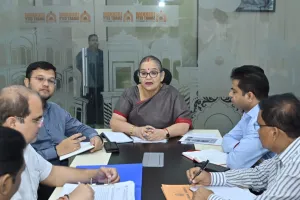 UP News: भरवारा और कठौता झील की सफाई में देरी पर जलकल महाप्रबंधक को नोटिस, महापौर ने समीक्षा बैठक में जताई नाराजगी