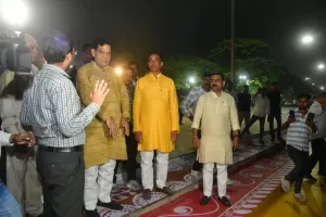 मंत्री ने हथेली पर गोमती का जल रखकर परखी स्वच्छता, बोले ए के शर्मा- छठ घाटों पर नगर निगम की टीम पूरी तरह रहे मुस्तैद