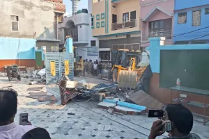 Bareilly : देखिए वीडियो...तौकीर के खासम खास डॉ. नफीस के शादी हॉल पर चला बुलडोजर, सैलानी पर भी हटाया अतिक्रमण