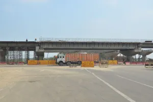 नवदिया झादा पुल: आधा किलोमीटर का काटना पड़ रहा चक्कर, धूल-मिट्टी भी कर रही परेशान 