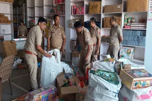 Bareilly : सौ फुटा रोड पर छापेमारी कर अवैध पटाखों का जखीरा किया बरामद