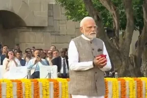 गांधी जयंती : प्रधानमंत्री ने राजघाट जाकर बापू को दी श्रद्धांजलि , कहा-उनके आदर्शों ने मानव इतिहास की दिशा बदली