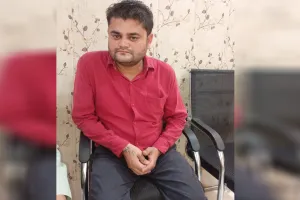 UP: सेवानिवृत्त फौजी से 5 हजार रुपये रिश्वत लेते ग्राम विकास अधिकारी गिरफ्तार