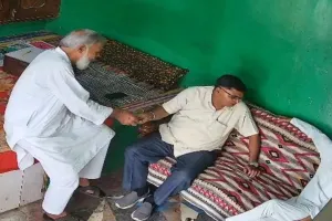 Rampur: राइस मिल में रुपये लेते मंडी सचिव का वीडियो वायरल