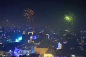 Bareilly : दिवाली की रोशनी से जगमगाया अंबर...धरती पर उतरी आकाश गंगा