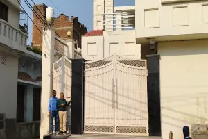 UP : संभल में मीट फैक्ट्री और मालिक के घर आयकर विभाग का छापा