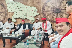 Bareilly : अखिलेश से मिलकर सपा के वरिष्ठ नेताओं शहर के बवाल पर की चर्चा