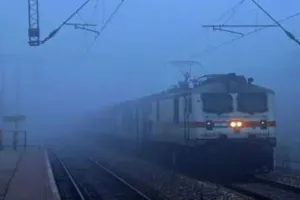 Bareilly: कोहरे में ट्रेनों की रफ्तार बनाए रखने के लिए फॉग सेफ डिवाइस का इस्तेमाल शुरू