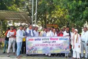 लखीमपुर खीरी : ट्रेन चलाने और ब्रॉडगेज लाइन की मांग को लेकर एकजुट हुआ तराई